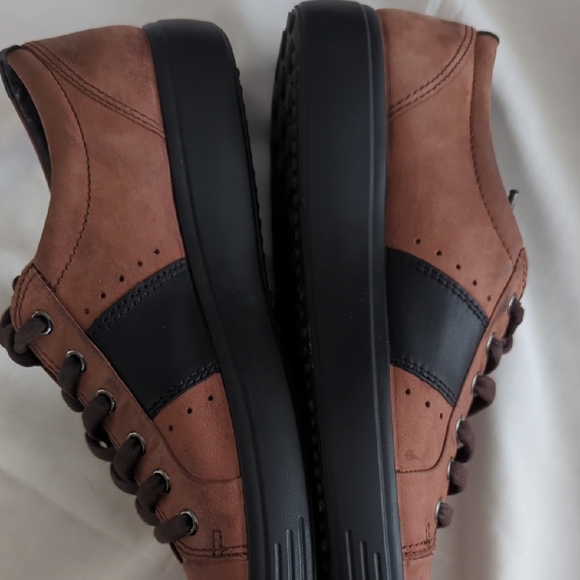 Ecco Black and Brown Sneakers with Casual Lace-Up Design - Picture 4 of 12